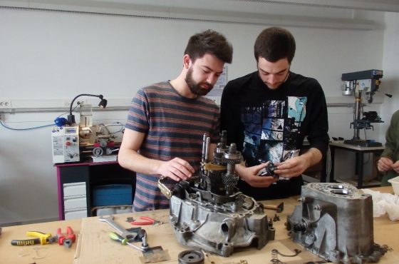 Mechatronics students prepares a car Gearbox donated by taller Autoscratch to be used for practical lessons