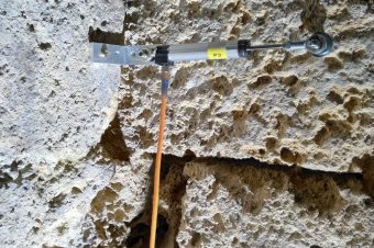Crackmeters have been designed and installed in the Royal Monastery of Santes Creus