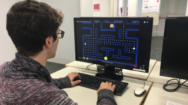 Els alumnes de DAM desenvolupen un joc clàssic el “Space Invaders”.