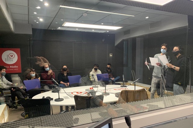 La il·lusió de l’aprenentatge creix quan es canvia l’aula per un plató de tv i un estudi de ràdio